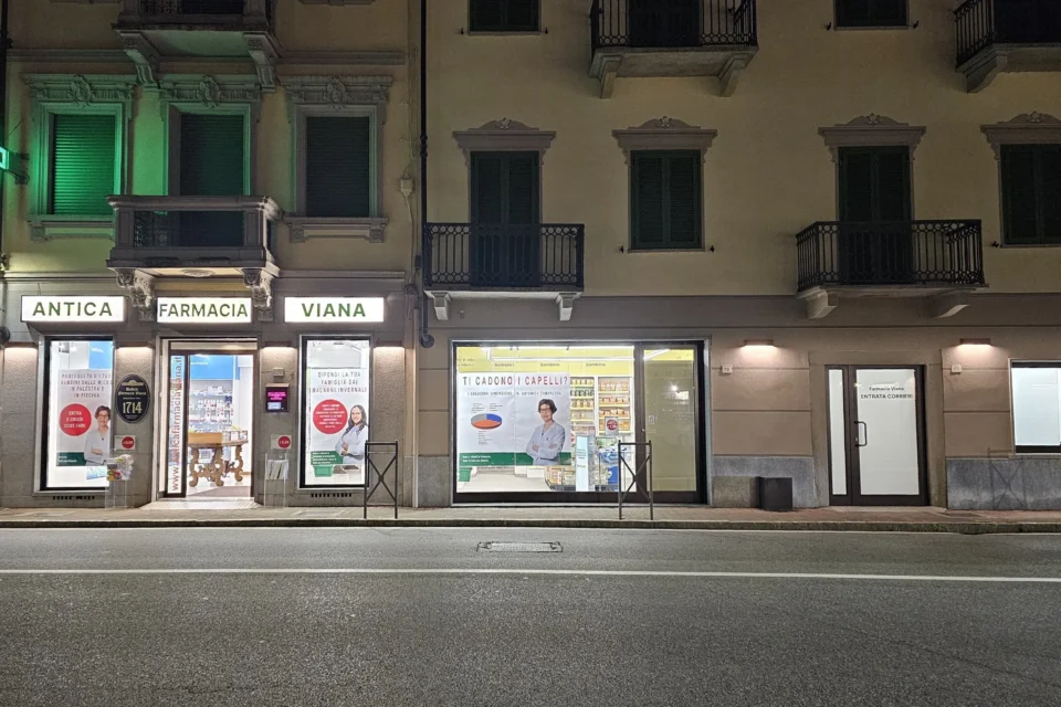 Esterno farmacia viana notturno